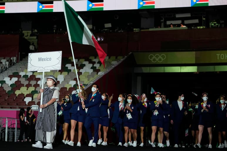 Con Rommel Pacheco y Gaby López como abanderados, la delegación mexicana hizo su aparición en el Estadio Olímpico de Tokio durante la ceremonia inaugural de los Juegos Olímpicos XXXII. (AP)