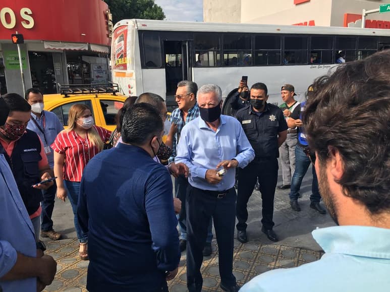 Se realizó un recorrido por el Centro Histórico, a solicitud de los comerciantes, con autoridades municipales, encabezadas por el alcalde Jorge Zermeño. (EL SIGLO DE TORREÓN)
