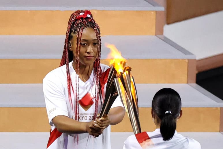 Naomi Osaka se convirtió en la séptima mujer que enciende el pebetero de los Juegos Olímpicos. (ARCHIVO)