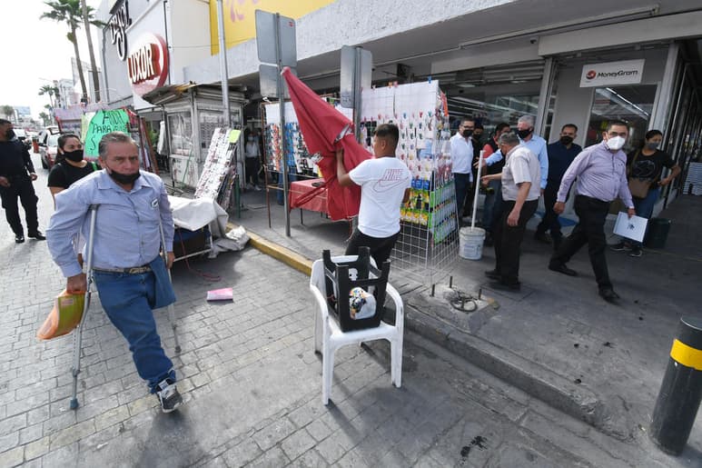 El alcalde de Torreón, Jorge Zermeño, pidió la “colaboración de todos” los ciudadanos respecto al ordenamiento y actividad comercial en el primer cuadro de la ciudad, mismo en el que durante los últimos años han proliferado puestos de venta ambulante, omisiones al reglamento municipal de parte del comercio semifijo y hasta del establecido.
(FERNANDO COMPEÁN)
