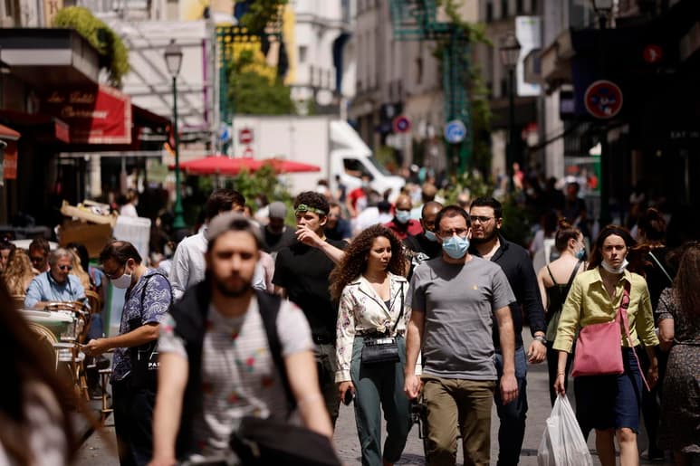 Francia registró en las últimas 24 horas 19,561 nuevos contagios del coronavirus, algo menos de los 21,909 apuntados el día anterior, pero aún muy por encima de los 8,000 de media que había hace una semana. (ARCHIVO)