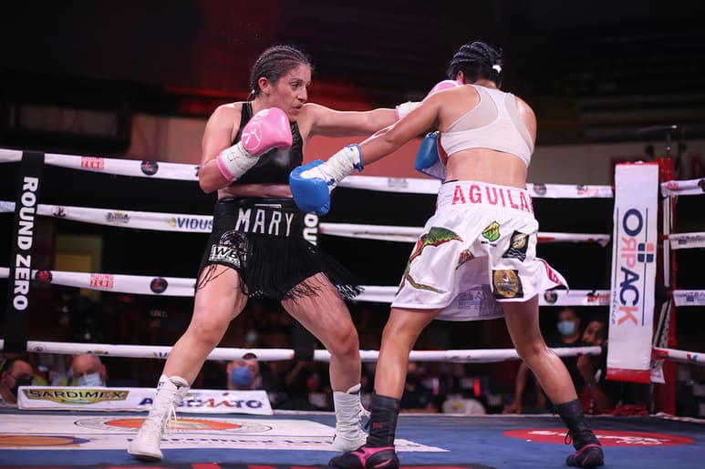 La boxeadora coahuilense, María “Polvorita” Salinas, ganó la pelea estelar por el cinturón femenil de peso Mosca de la NABF, ante la oaxaqueña Luz Elena “Guerrerita” Aguilar, sin embargo, un día antes había perdido el mismo título, al no superar el pesaje, y con ello, quedó vacante el cetro también avalado por el Consejo Mundial de Boxeo (CMB). (ARCHIVO) 
