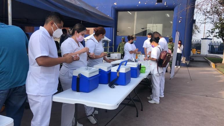 El jefe de la Jurisdicción Sanitaria 04 de la Secretaría de Salud, Faustino Aguilar Arocha, explicó que los docentes fueron inmunizados con la vacuna única de Cansino y no deben volver a vacunarse.