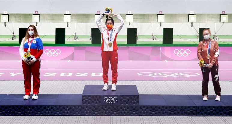 La tiradora china Yang Qian consiguió este sábado la primera medalla de oro que se otorga en los Juegos Olímpicos de Tokio 2020 al imponerse en la final de rifle aire 10 metros con una suma de 251.8 puntos, récord olímpico. (EFE)