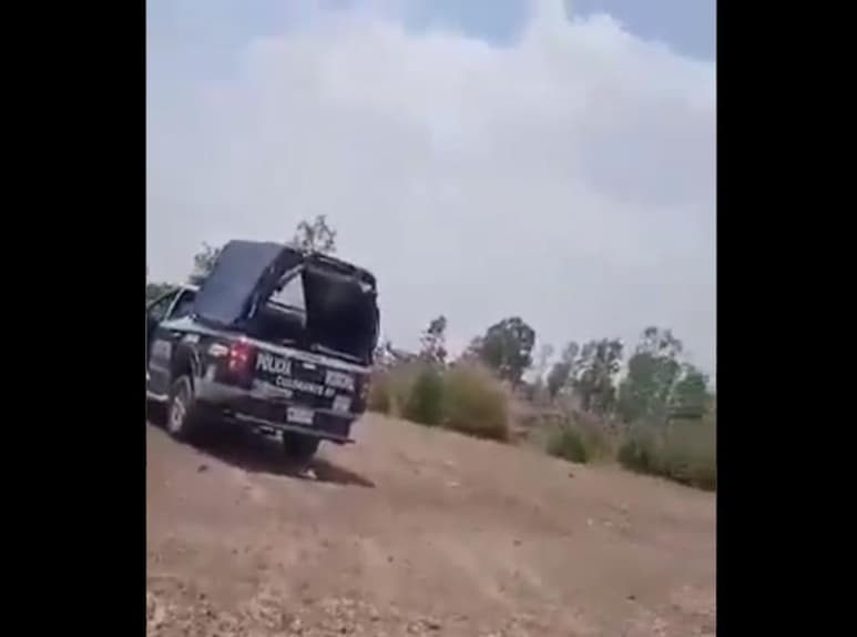 Una pareja de policías locales que fue captada en pleno acto sexual dentro de una patrulla en horario de servicio y uniformados, por una persona que se acercó a la camioneta oficial que estaba en un terreno baldío en la zona limítrofe con el municipio de Neza y la colonia CTM 14, fue dada de baja de la corporación, informaron autoridades municipales. (ESPECIAL)