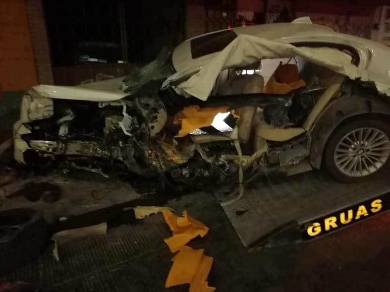 El vehículo de lujo terminó prácticamente destrozado sobre la banqueta del bulevar Revolución.