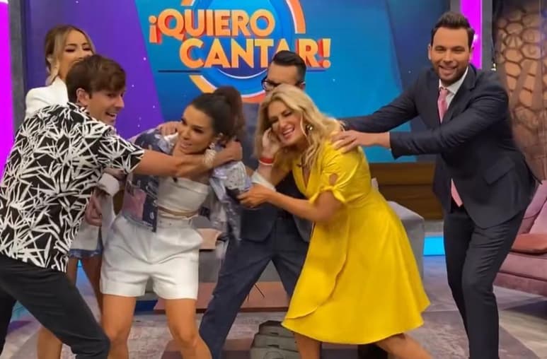 Impactan. Las conductoras confunden al público con su 'parodia' en vivo.