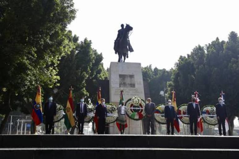 El evento, que busca dotar de una perspectiva latinoamericana los festejos del bicentenario de México, contempla la presencia de 33 países de la región y precederá una reunión de la Comunidad de Estados Latinoamericanos y Caribeños (Celac), que preside temporalmente el Gobierno mexicano.
(TWITTER)