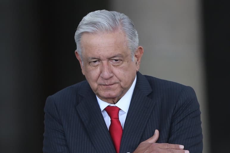 'La propuesta es ni más ni menos que construir algo semejante a la Unión Europea, pero apegado a nuestra historia, a nuestra realidad y a nuestras identidades', manifestó el mandatario a los representantes de 33 países de la región en el Castillo de Chapultepec de Ciudad de México.
(EFE)