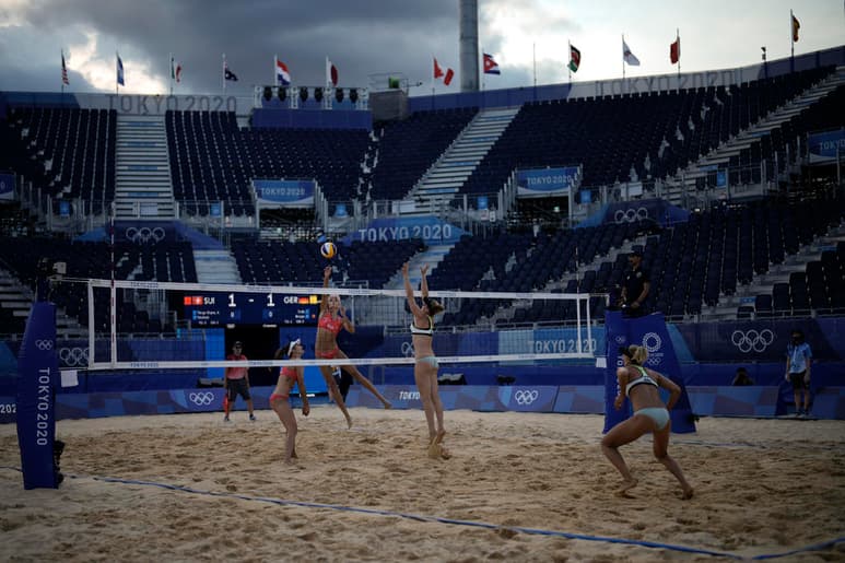 El torneo de voleibol de playa en los Juegos Olímpicos no pudo reflejar más claramente las vicisitudes de la era del coronavirus. (AP)