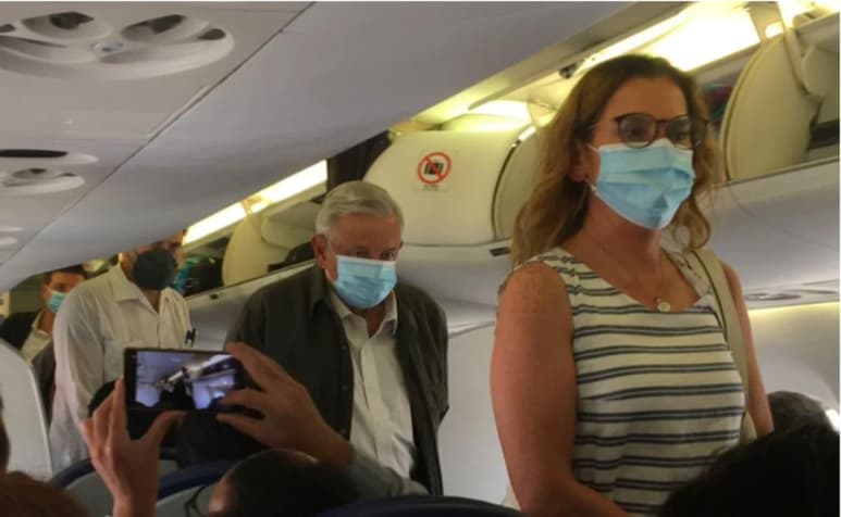 El presidente Andrés Manuel López Obrador viaja en vuelo comercial al Puerto de Veracruz donde esta tarde encabezará una supervisión de los Programas del Bienestar. (EL UNIVERSAL)