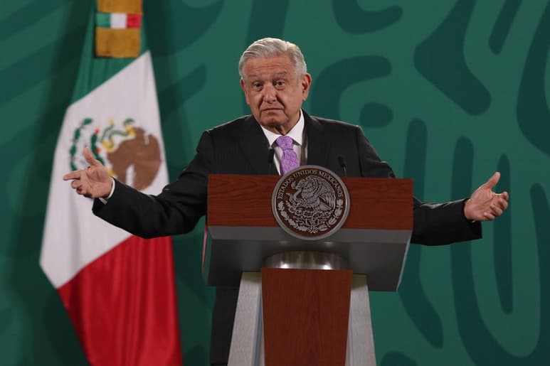 El reinicio de clases presenciales se llevará a cabo a finales de agosto, llueve, truene o relampaguee, afirmó el presidente Andrés Manuel López Obrador. Al encabezar la supervisión de los programas del Bienestar en la Arena Veracruz, el titular del Ejecutivo dijo que es necesaria rehabilitar las escuelas para el regreso a clases. (ARCHIVO)