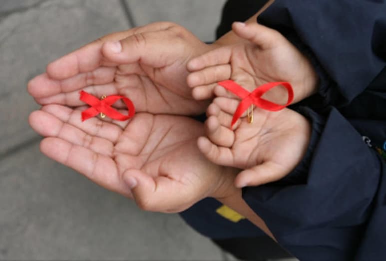 La simple exposición al VIH durante el embarazo, el parto y la lactancia, sin necesidad que se produzca infección por el virus, altera el nivel de algunos biomarcadores inmunitarios en niños, según un estudio liderado por investigadores españoles. (ESPECIAL)
