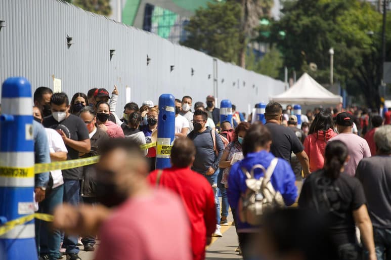 Las millones de vacunas contra el COVID-19 que no han sido aplicadas y que, según la Secretaría de Salud, estarían almacenadas, en tránsito o no han sido reportadas como utilizadas revela que la estrategia centralista ya quedó rebasada, es insuficiente y tiene fallas que podrían causar que miles de lotes hayan perdido su eficacia, afirmaron especialistas. (ARCHIVO)