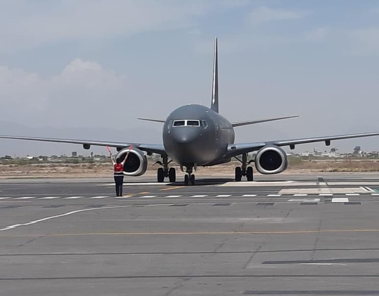 El embarque aterrizó ayer sábado en la Estación Aérea Militar de esta ciudad. (EL SIGLO DE TORREÓN)