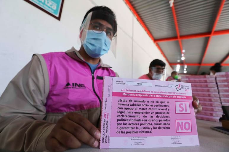 México entró este domingo en la recta final de campaña de la inédita y polémica consulta popular del 1 de agosto sobre enjuiciar a los expresidentes del país por corrupción y otros delitos, cuyos impulsores tienen el enorme reto de lograr una participación del 40 % para que sea vinculante. (ARCHIVO)