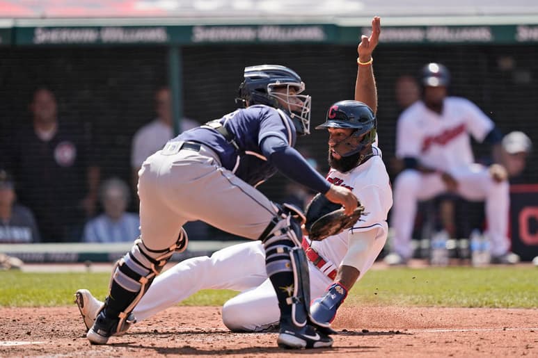 Elevado de sacrificio de Bobby Bradley en la octava entrada coronó la remontada de Cleveland y dio a los Indios un triunfo de 3-2 esta tarde sobre los Rays de Tampa Bay, lo que frenó la racha de 11 derrotas seguidas de los Indios ante los Rays. (ARCHIVO)