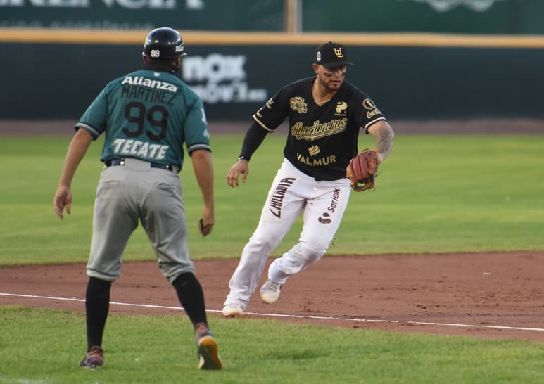 Carlos Rivero fue uno de los dos peloteros que cometieron un par de errores muy costosos en la primera entrada.