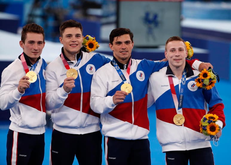 Los rusos ya ganaron el último campeonato del mundo, en 2019, con los mismos cuatro hombres que hoy se colgaron el oro olímpico -Nikita Nagornyy, Artur Dalaloyan, David Belyavskiy y Denis Abliazion-, por lo que puede hablarse de cambio de ciclo.
(EFE)