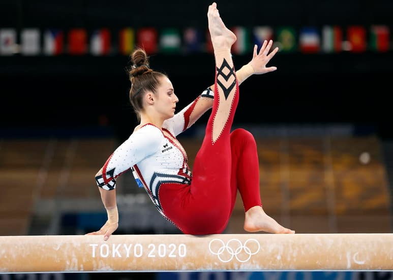 El equipo de gimnasia femenil de Alemania, se convirtió en tendencia de la red al asombrar a los espectadores de los Juegos Olímpicos de Tokio 2020 con leotardos de cuerpo completo. (AP)