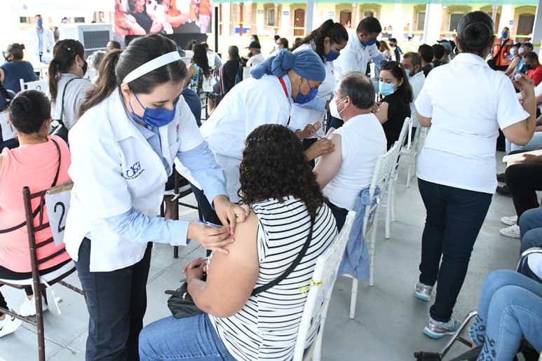La Jornada Masiva de Vacunación contra el COVID-19 a personas mayores de 40 años de Torreón, concluyó con la aplicación de 75 mil 800 vacunas de la empresa farmacéutica Pfizer/BioNTech.
(ARCHIVO)