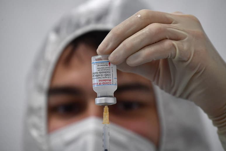Las farmacéuticas Pfizer y Moderna están ampliando el tamaño de sus estudios clínicos de sus vacunas contra el coronavirus en niños de entre 5 y 11 años a petición de los reguladores estadounidenses, con el objetivo de investigar efectos secundarios poco comunes, entre ellos inflamación del corazón. (ARCHIVO)