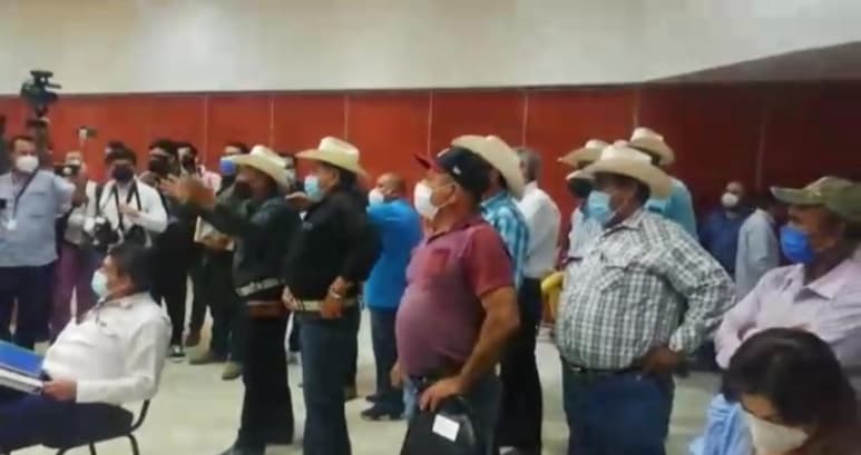Los ejidatarios irrumpieron en el recinto y a gritos reclamaron que nunca han sido tomados en cuenta en este proyecto que consiste en potabilizar agua de riego, proveniente de la presa, lo que les afecta directamente.
(EL SIGLO DE TORREÓN)