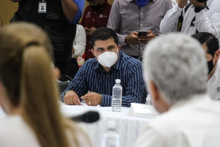 El alcalde de Lerdo, Homero Martínez, habló acerca del proyecto de Agua Saludable para La Laguna después de la reunión que se realizó con los gobernadores de Coahuila y Durango, además de los alcaldes de la región y Conagua.
(EL SIGLO DE TORREÓN)