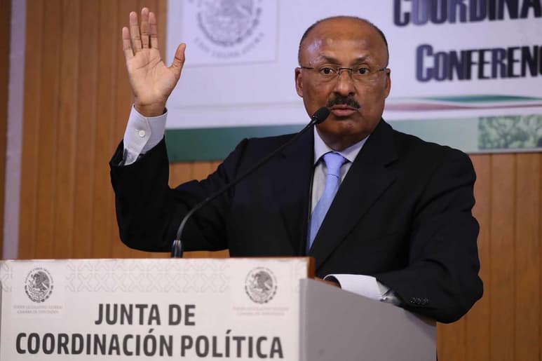 Este martes la Cámara de Diputados rendirá un homenaje de cuerpo presente a René Juárez Cisneros, coordinador del Partido Revolucionario Institucional (PRI), quien falleció la madrugada del lunes a causa de las secuelas post COVID-19, virus que contrajo el pasado 21 de abril pasado y el cual ya había superado. (EL UNIVERSAL)