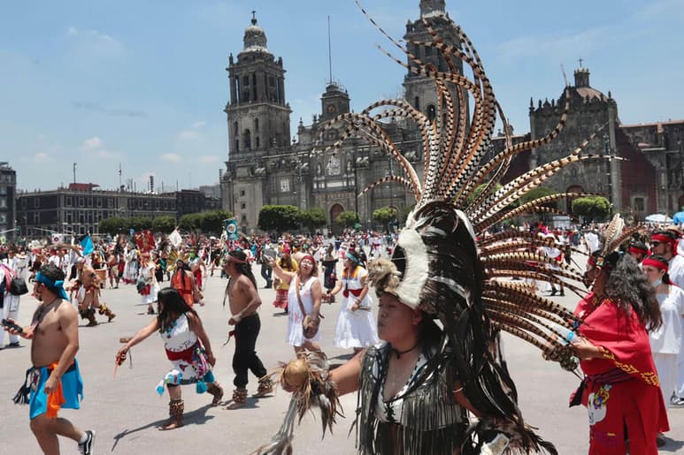 Además de ofrendas, danzas y el 'paso cenital', también se hizo una demostración de Ulama. (EFE)