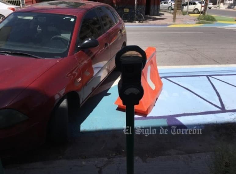 Luego de que este domingo se compartieran las pintas realizadas por colectivos de la Comarca Lagunera en las orejas peatonales del Centro de Torreón, esta semana llamó la atención el visible deterioro de las mismas. (EL SIGLO DE TORREÓN)