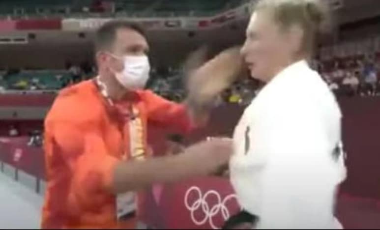 La manera de motivar a una atleta en Tokio 2020 por parte de su entrenador, generó un debate en redes sociales, pues hubo quienes tildaron su 'estrategia' de algo agresiva. (TWITTER)