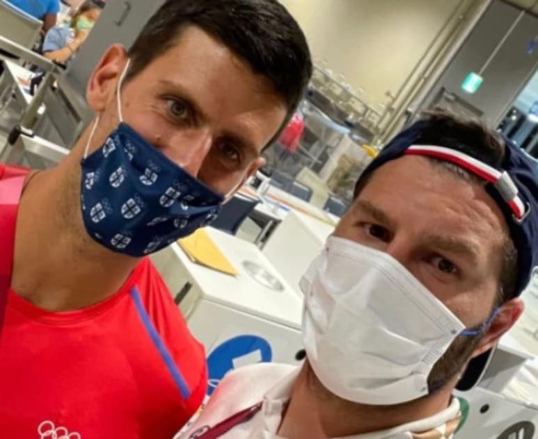 Una de las estrellas más grandes que ha recorrido la Villa Olímpica en Tokio 2020 y quien se ha convertido en el favorito de los atletas de diferentes partes del mundo es el tenista Novak Dkjokovic.