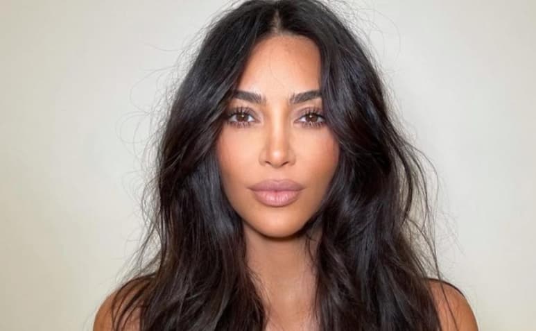 La famosa socialité 'enamoró' con sus curvas desde la playa (@KIMKARDASHIAN) 