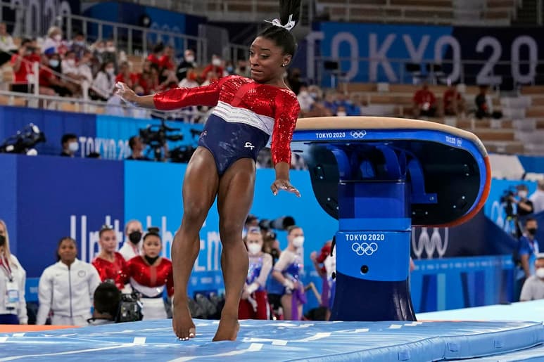 Simone Biles es la gimnasta estadounidense campeona del mundo y campeona olímpica que con apenas 24 años de edad ya es considerada una leyenda de los Juegos Olímpicos por sus grandes actuaciones en Río 2016 que le valieron para ganar tres medallas de oro en salto, general individual y general por equipos, así como una de bronce en barra de equilibrios. (AP)