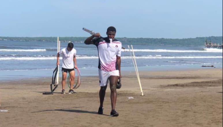 La vida de Joao Maleck cambió por completo cuando en verano de 2019 provocó la muerte de una pareja de recién casados, razón por la que recibió una sentencia a tres años, ocho meses y quince días de prisión, pero su libertad llegó antes de lo pensado, ya que el futbolista salió el 3 de diciembre de 2020.
(ARCHIVO)