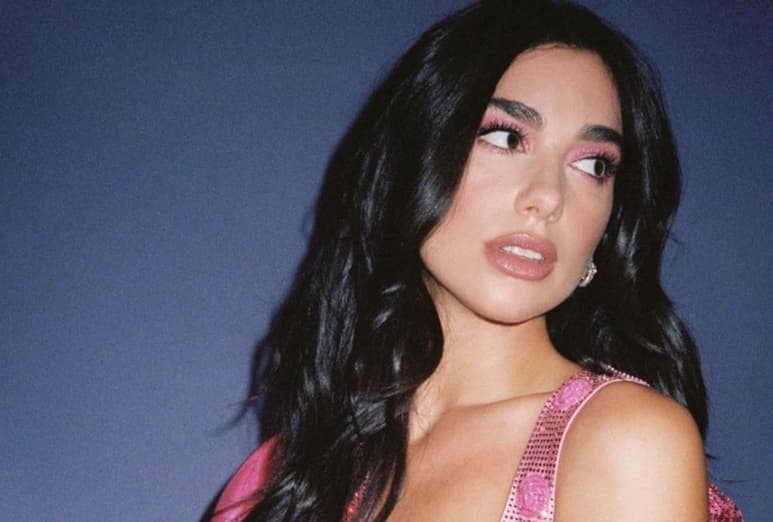 La cantante mostró su esbelta figura con un conjunto playero desde Instagram (@DUALIPA)