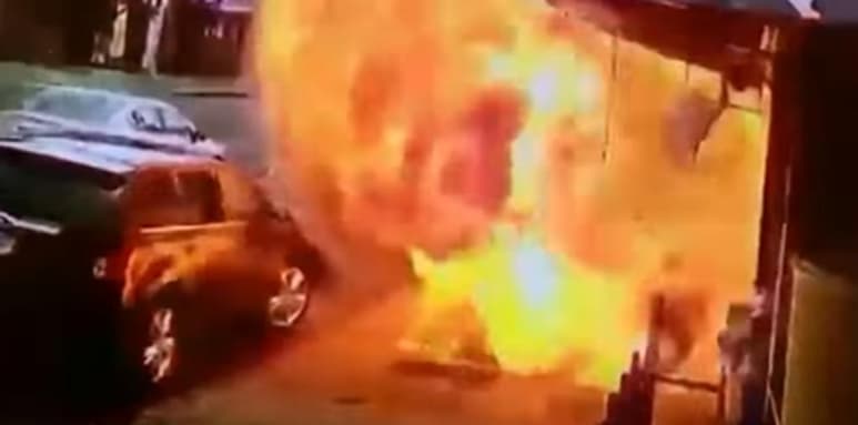 Las llamas fueron provocadas por la explosión de un transformador subterráneo (CAPTURA)