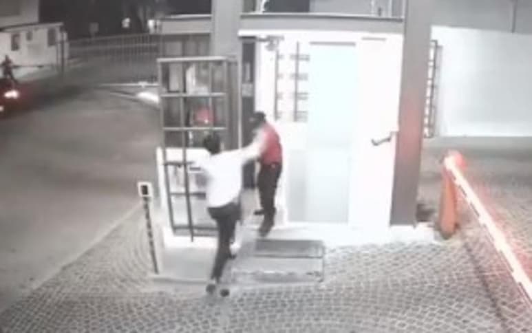 Dos jóvenes agredieron a golpes a un adulto mayor que se encontraba laborando como guardia de seguridad, en un fraccionamiento ubicado en Centro Sur, en la capital de Querétaro.