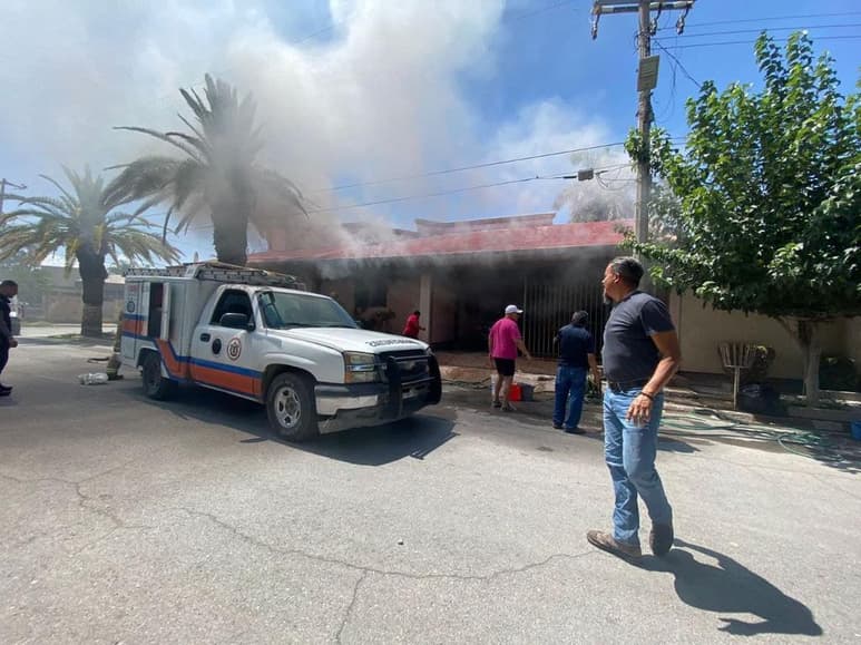 Una mujer y un hombre mayores de 80 años, se salvaron de morir en el incendio de su domicilio ubicado en la colonia Campestre, en Gómez Palacio, Durango. En hechos ocurridos la tarde de este martes, resultando sólo con crisis nerviosa y daños cuantiosos en la finca. (EL SIGLO DE TORREÓN)