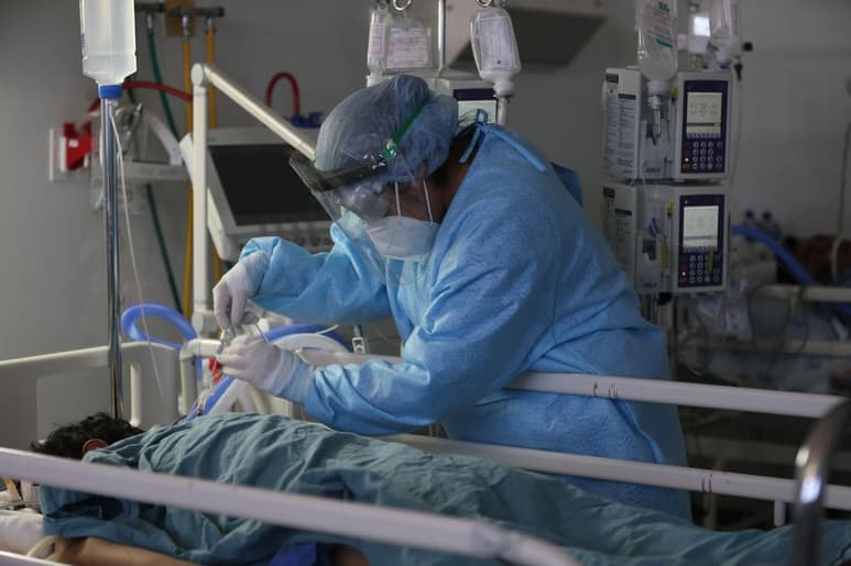 Derivado de las complicaciones que presento por COVID-19, una joven de 22 años fue internada en el Hospital General de Zona del Instituto Mexicano del Seguro Social (IMSS) de Piedras Negras, para posteriormente intubarla; por lo que se ha generado una cadena de oración por su salud. (ARCHIVO)