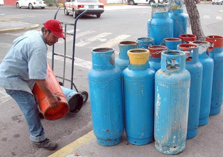 Debido al incremento en los precios del gas LP, el gobierno federal por medio de la Secretaría de Energía (Sener), solicitará a la Comisión Reguladora de Energía (CRE) establecer que se fije un precio máximo a ese combustible. (ARCHIVO)