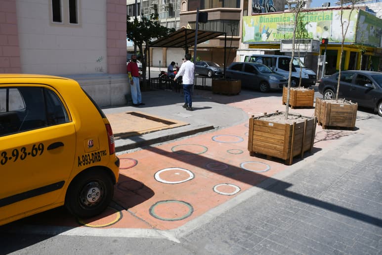 Ayer se colocaron macetas para delimitar las orejas peatonales que se pintaron el pasado domingo. (FERNANDO COMPEÁN)