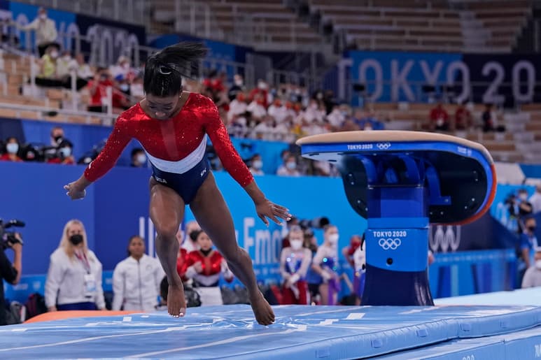 Simone Biles tuvo una mala ejecución en salto de caballo y se retiró de la prueba por equipos.