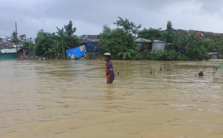 Las autoridades elevaron este miércoles a 14 los muertos en el sur de Bangladesh debido a las fuertes lluvias, que han afectado también a los campamentos de refugiados rohinyás dejando al menos 6 fallecidos y 5,000 desplazados. (ARCHIVO)