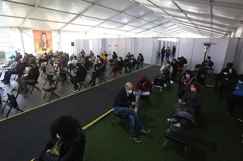 Chile, un país donde casi el 80 % de la población objetivo está completamente vacunada, ha experimentado en el último mes una drástica caída de casos y de ingresos en UCI por COVID-19, un panorama que llevó a los expertos a preguntarse si el país ha alcanzado la anhelada inmunidad de rebaño. (EFE)