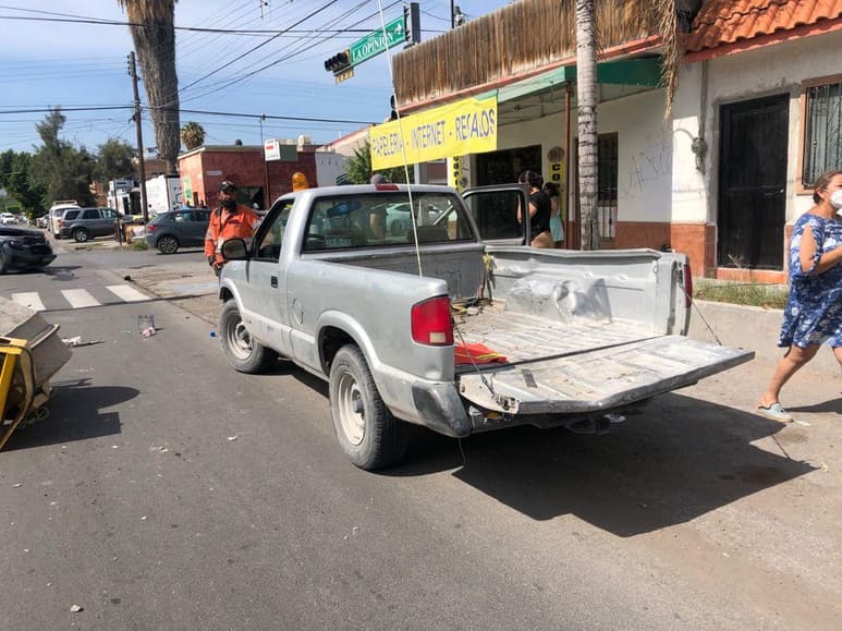 La unidad señalada como responsable es una Chevrolet S-10, color gris, modelo 1995, que era conducida por Marco Antonio de 46 años de edad.
(EL SIGLO DE TORREÓN)