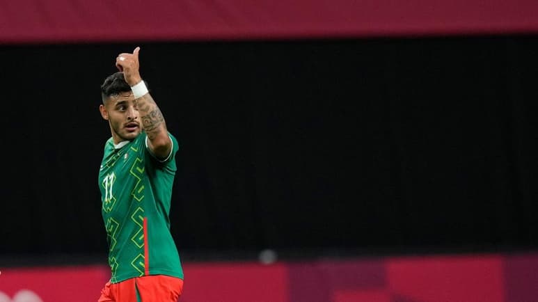 El delantero de las Chivas, Alexis Vega, es uno de los jugadores de futbol más destacados de la Fase de Grupos de los Juegos Olímpicos de Tokio 2020, luego de que consiguió hacer dos goles entre los partidos disputados con la Selección Mexicana y sobresalir como uno de los futbolistas de los que hay que tener en la mira en la cancha. (ARCHIVO)