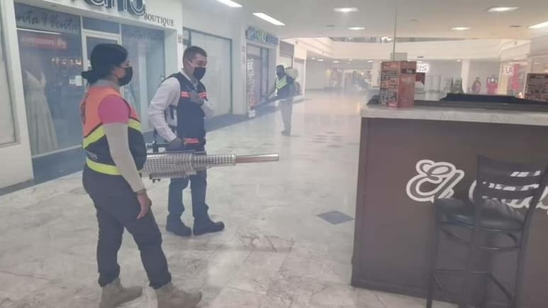 El municipio de Gómez Palacio anunció que reforzarán acciones como las brigadas de sanitización en diferentes espacios a través del personal de la Dirección de Salud Municipal, tales como los puntos de vacunación contra el COVID y lugares como iglesias, plazas, mercado, entre otros. (ARCHIVO)