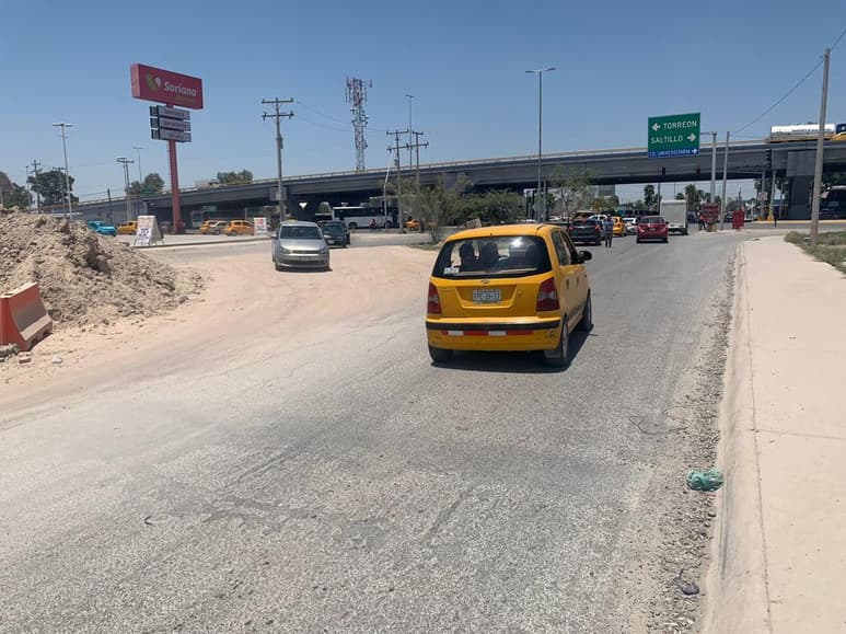 A centímetros de hoyos de gran profundidad, en medio de nubes de polvo y sin señalamiento alguno de parte de las autoridades, es como deben de circular los vehículos en el cruce del bulevar de la Libertad y la carretera Torreón-Matamoros, se trata de uno de los principales accesos a colonias de la zona sur de Torreón y que desde hace meses luce ocupado por una obra de mejora en el drenaje sanitario de parte del Simas Torreón.